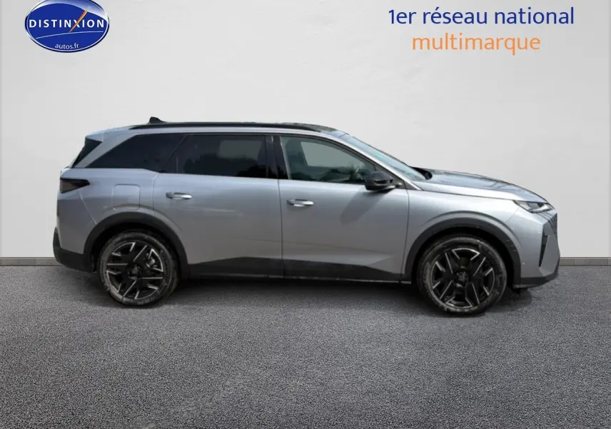 Vue de profil côté gauche d’un Peugeot 5008 Hybrid 145 allure gris artense avec jantes alu noires.