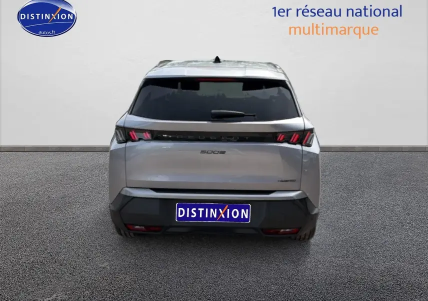 Vue arrière d’un Peugeot 5008 Hybrid 145 allure e-dcs6 gris artense avec feux LED caractéristiques et lunette arrière surteintée.