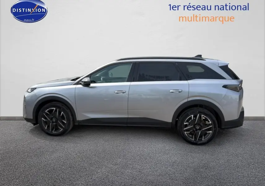 Profil droit du Peugeot 5008 Hybrid 145 allure 2025 en gris artense avec jantes alu noires et toit noir.