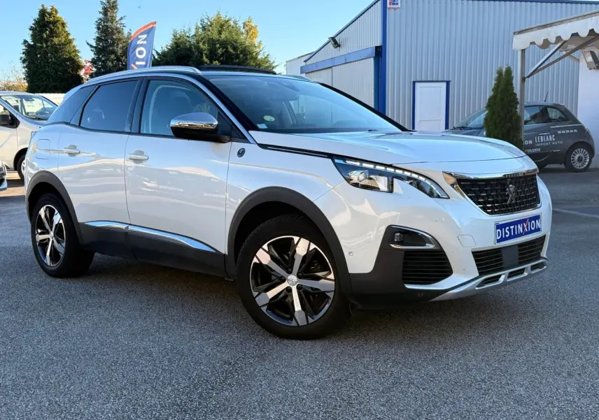 Peugeot 3008 blanc nacré en 3/4 avant droit, avec jantes alliage et calandre noire distinctive.