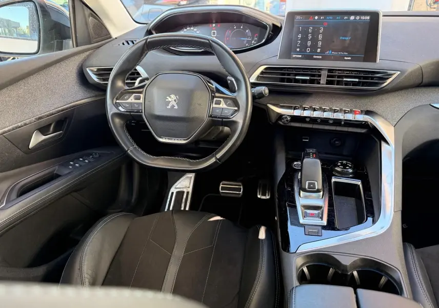 Vue intérieure arrière droite du Peugeot 3008 blanc nacré 2019 avec sièges en cuir noir et toit panoramique.