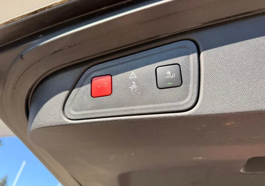 Écran tactile central du tableau de bord du Peugeot 3008 blanc nacré, affichant les applications connectées.