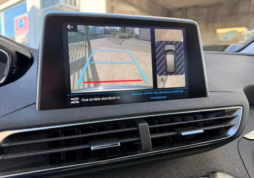 Peugeot 3008 blanc nacré vue 3/4 arrière droit, avec feux arrière à griffes et jantes alliage noires.