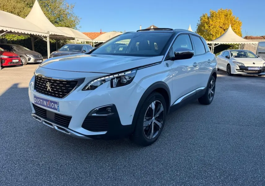 Peugeot 3008 blanc nacré vu en 3/4 avant droit, avec calandre noire et jantes alliage distinctives.