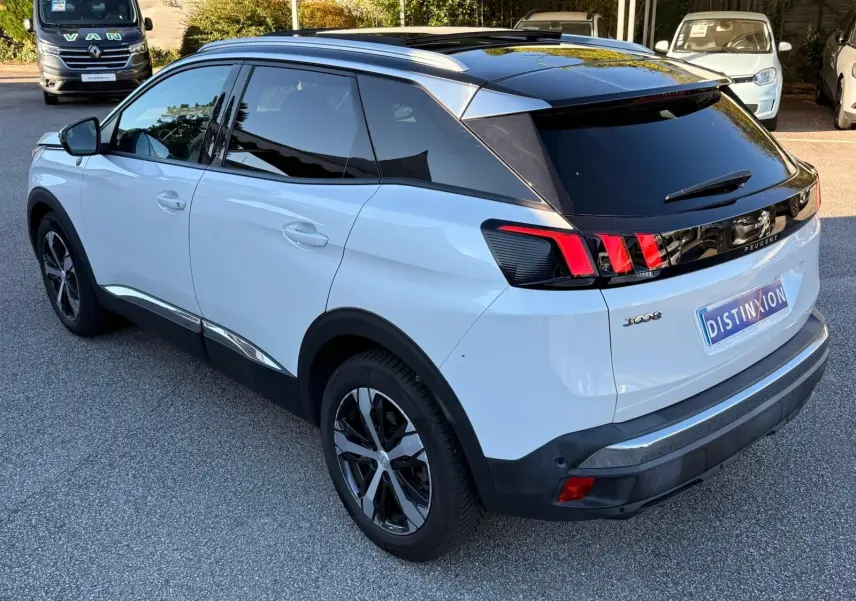 Peugeot 3008 blanc nacré vue 3/4 avant droit avec toit noir et jantes alliage distinctives.
