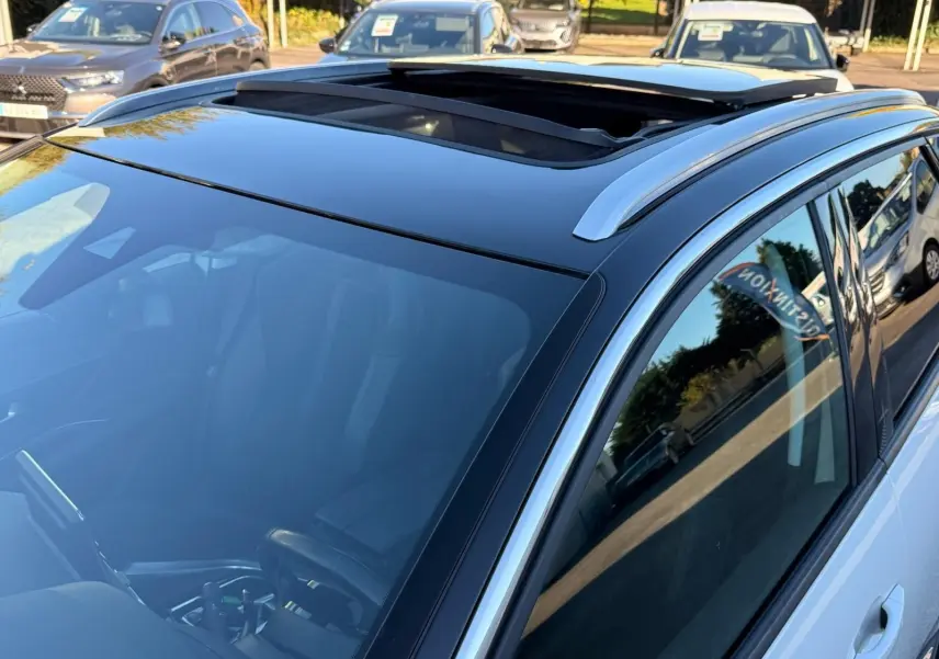 Intérieur du Peugeot 3008 2019, vue du poste de conduite avec volant cuir, tableau de bord numérique et console centrale moderne.