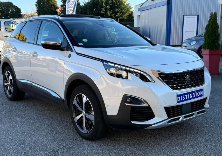 Vue intérieure centrée sur le volant cuir noir du Peugeot 3008 avec tableau de bord et écran tactile visible.