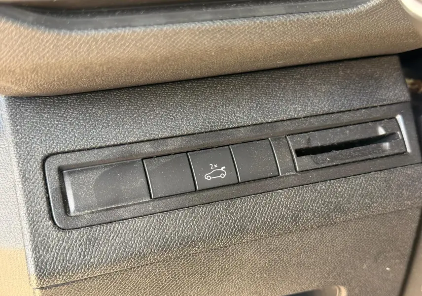 Gros plan sur le rétroviseur droit d'un Peugeot 3008 blanc nacré avec icône d'alerte d'angle mort visible.