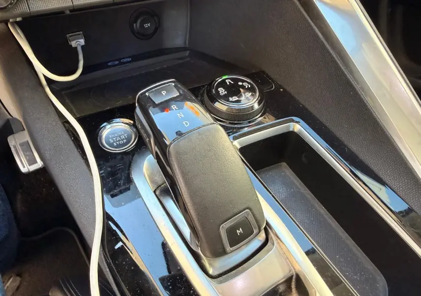 Vue en gros plan du plafonnier blanc nacré du Peugeot 3008 2019 avec boutons d'éclairage et alerte SOS.