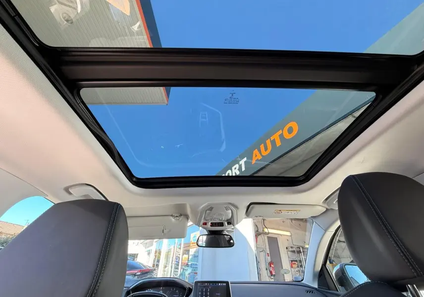 Gros plan sur les boutons d'ouverture et de verrouillage électrique du hayon du Peugeot 3008 blanc nacré, vue intérieure arrière.