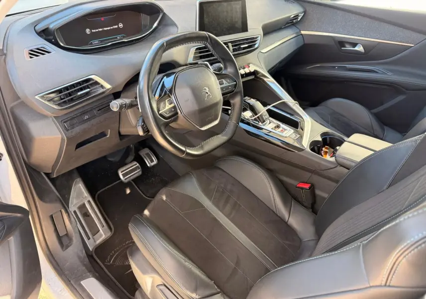 Intérieur du Peugeot 3008 2019 en vue avant, avec tableau de bord numérique et sellerie cuir noire élégante.