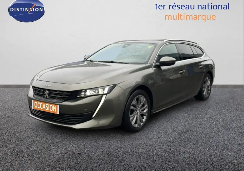 Peugeot 508 SW gris Amazonite métal en vue 3/4 avant droit, avec feux LED et calandre noire distinctive.