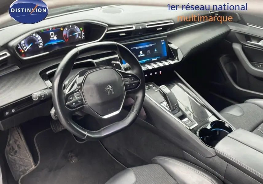 Vue intérieure côté conducteur du Peugeot 508 SW 2020, avec tableau de bord numérique et volant compact noir.