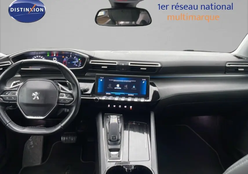 Vue intérieure avant du Peugeot 508 SW 2020, tableau de bord et volant noir avec écran tactile central allumé.