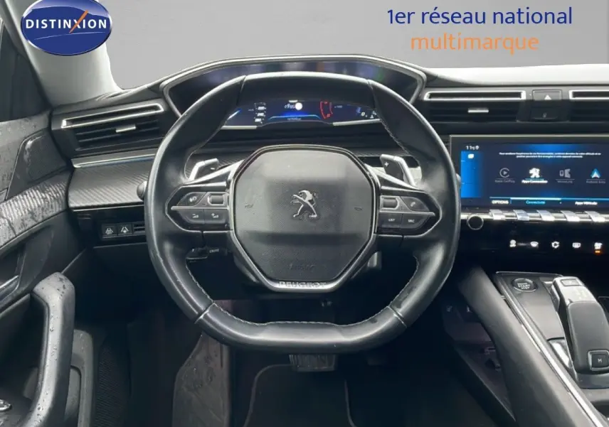 Intérieur de la Peugeot 508 SW 2020, vue centrée sur le volant compact et le tableau de bord numérique moderne.
