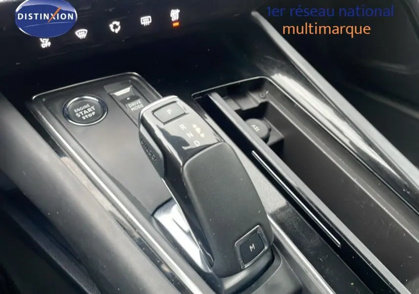 Gros plan sur la console centrale de la Peugeot 508 SW 2020, montrant le levier de vitesse automatique et le bouton start/stop.