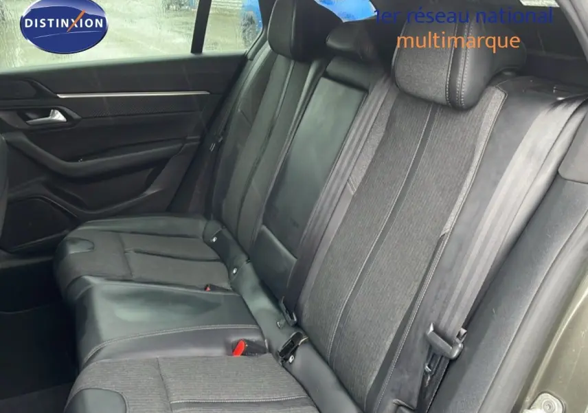 Vue intérieure côté droit des sièges arrière en tissu et cuir noir de la Peugeot 508 SW gris Amazonite 2020.