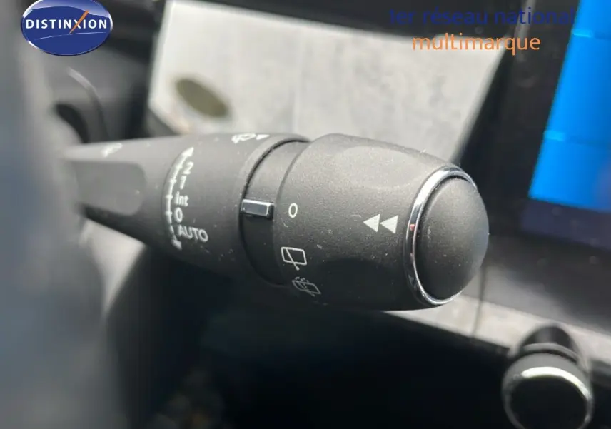 Gros plan sur la commande d’essuie-glace du Peugeot 508 SW 2020, mettant en valeur les réglages et symboles blancs.
