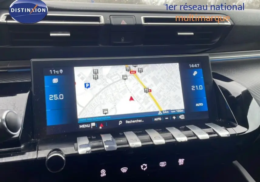 Vue rapprochée de l’écran tactile central et des commandes argentées du tableau de bord intérieur d’une Peugeot 508 SW gris Amazonite.
