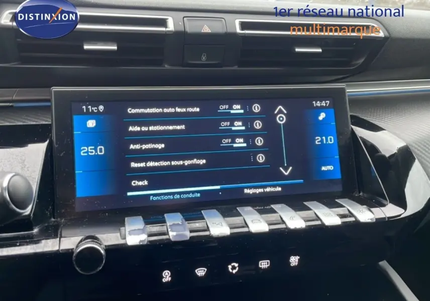 Vue rapprochée de la console centrale de la Peugeot 508 SW gris Amazonite, écran tactile et commandes argentées visibles.