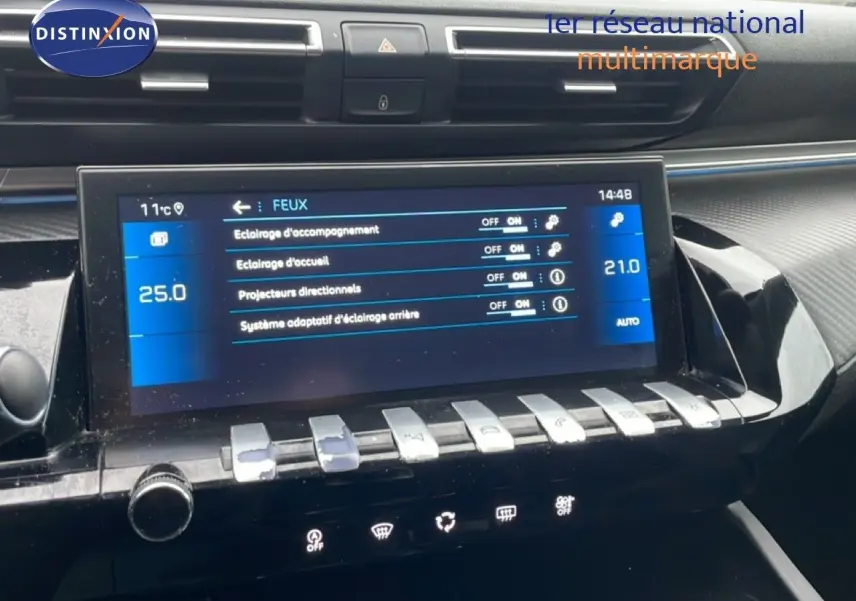 Vue rapprochée de l’écran tactile central et des commandes argentées du tableau de bord du Peugeot 508 SW gris Amazonite.