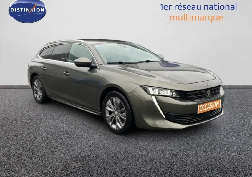 Peugeot 508 SW gris amazonite métal en 3/4 avant droit, avec feux LED et calandre noire distinctive.