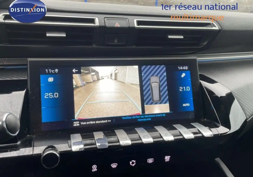 Vue rapprochée de l’écran central tactile du Peugeot 508 SW gris Amazonite, affichant la caméra de recul et la climatisation.
