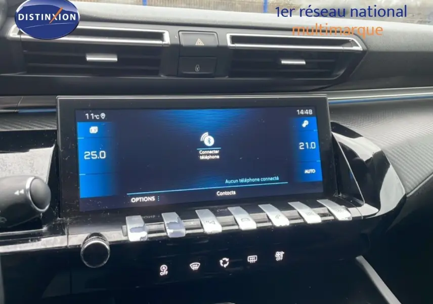 Vue rapprochée de la console centrale de la Peugeot 508 SW gris Amazonite, écran tactile et commandes climatisation visibles.