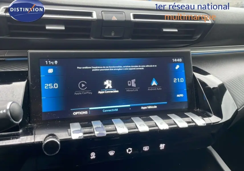Vue rapprochée de l’écran tactile central et des commandes en rangée de la Peugeot 508 SW gris Amazonite, tableau de bord moderne.