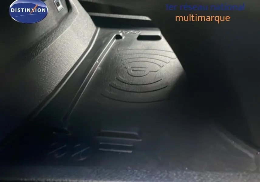 Gros plan sur le chargeur à induction dans l'habitacle de la Peugeot 508 SW gris Amazonite Metal de 2020.