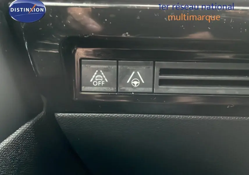 Gros plan sur les boutons d’assistance à la conduite dans l’habitacle d’une Peugeot 508 SW gris Amazonite de 2020.