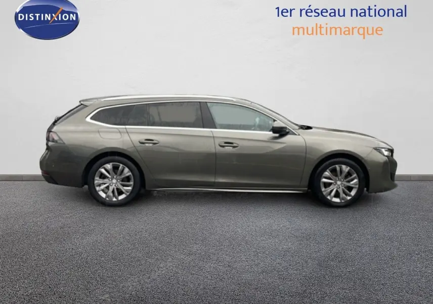 Vue latérale droite d'une Peugeot 508 SW gris amazonite métal, break élégant au design moderne et lignes fluides.