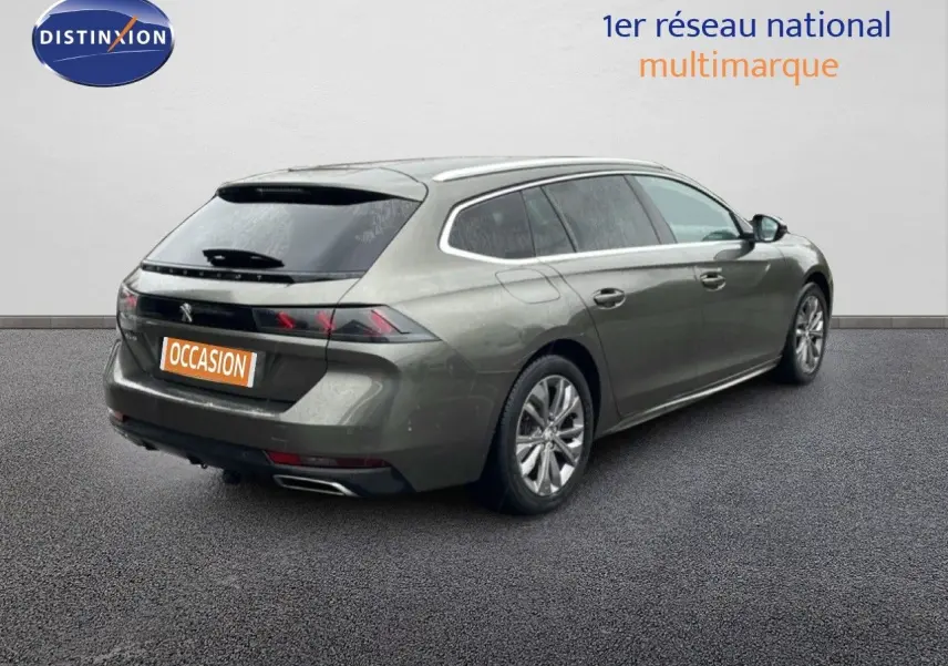 Vue 3/4 arrière droite d'une Peugeot 508 SW gris amazonite métallisé avec feux arrière LED et jantes alliage.