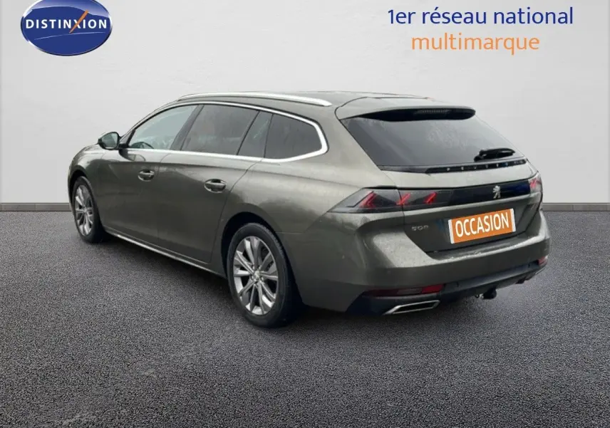 Peugeot 508 SW gris Amazonite métal vue 3/4 arrière droit, break avec feux arrière LED distinctifs.