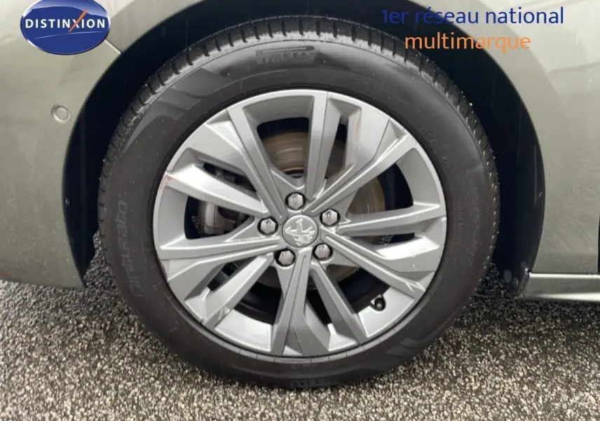 Gros plan sur la roue avant droite d'une Peugeot 508 SW gris amazonite métal avec jante alliage 17 pouces.