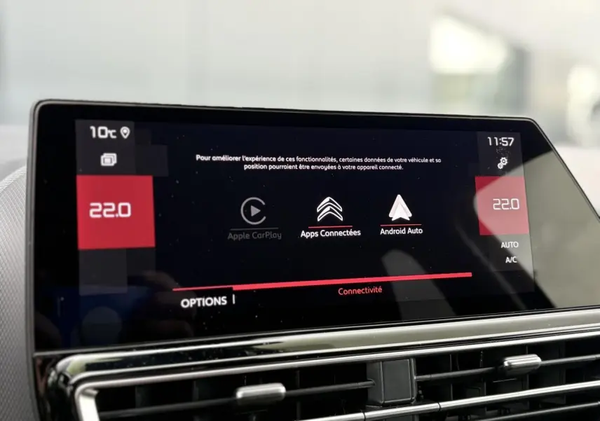Écran tactile central du Citroën C5 Aircross Hybrid noir, affichant les options Apple CarPlay et Android Auto.