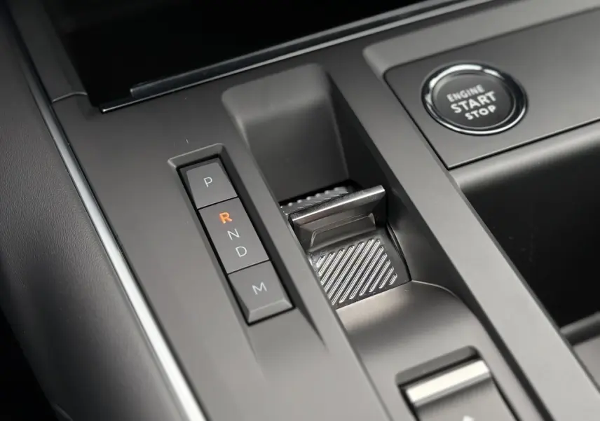 Gros plan sur la console centrale noire Perla du Citroën C5 Aircross Hybrid avec sélecteur de vitesses et bouton start/stop.