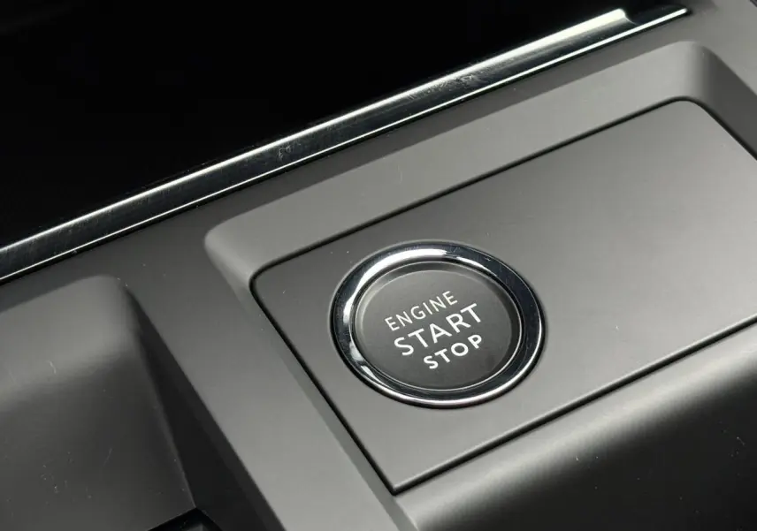 Gros plan sur le bouton moteur Start/Stop du Citroën C5 Aircross Hybrid 2025, entouré de plastique noir mat.