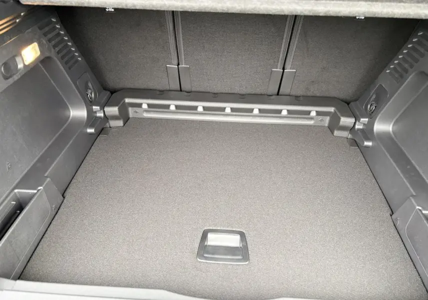 Coffre vu de face du Citroën C5 Aircross Hybrid noir, avec plancher plat et habillage intérieur gris foncé.