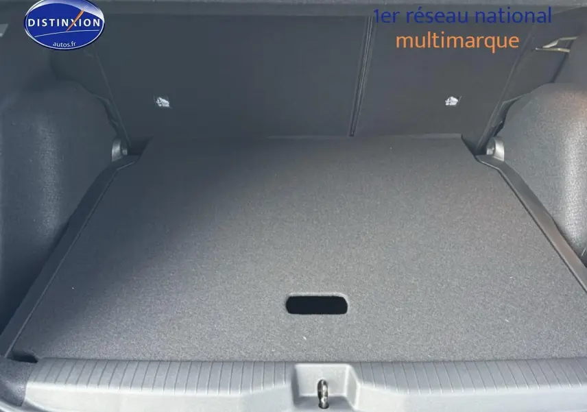 Coffre noir du Citroën C3 Aircross 2025, vue intérieure arrière avec plancher de coffre mobile fermé.