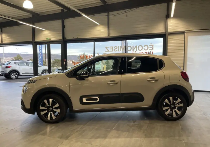 Citroën C3 beige clair vue de profil côté gauche, avec Airbump noir et jantes alliage diamantées.