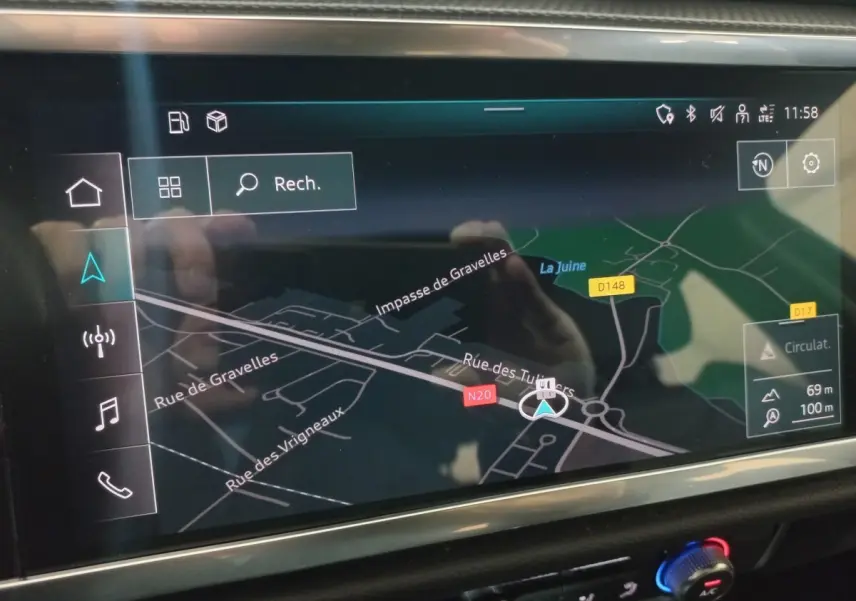 Écran tactile de navigation couleur dans l'habitacle de l'Audi Q3 blanc, affichant une carte routière détaillée.