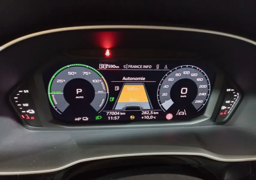 Affichage numérique du tableau de bord de l'Audi Q3 blanc, montrant l'autonomie et la vitesse à 0 km/h.