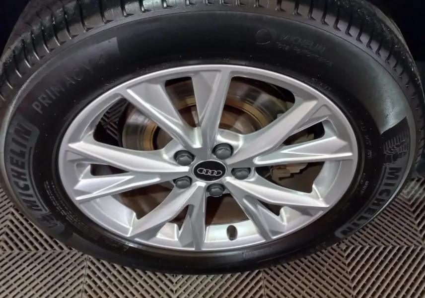 Gros plan sur la jante argentée avec logo Audi au centre, montée sur pneu Michelin noir, sans vue du véhicule.