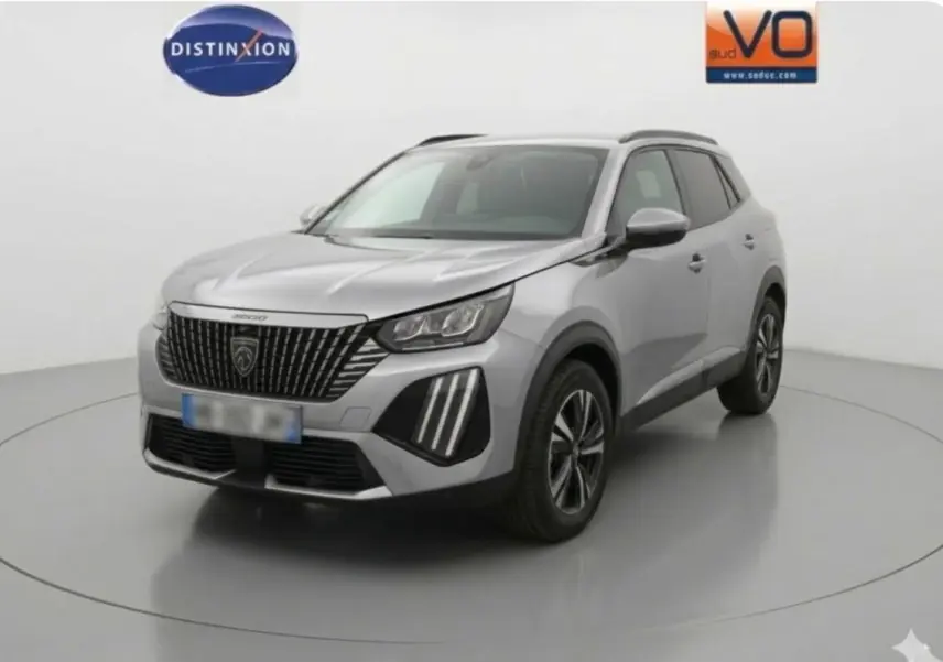 Peugeot 2008 Hybrid 145 gris en 3/4 avant droit, avec calandre distinctive et jantes alliage 17 pouces.