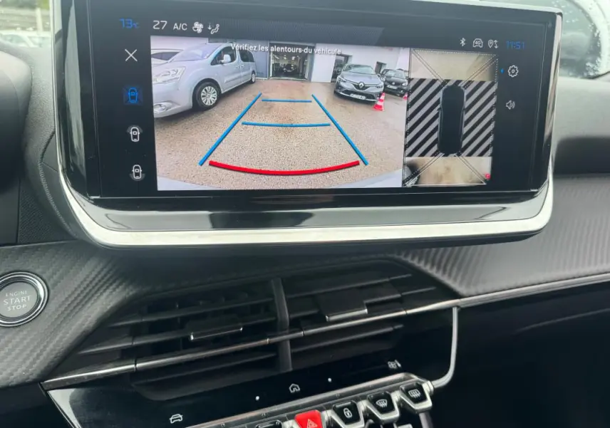 Vue intérieure du tableau de bord du Peugeot 2008 Hybrid 145 Allure 2025 avec écran tactile affichant la caméra de recul.
