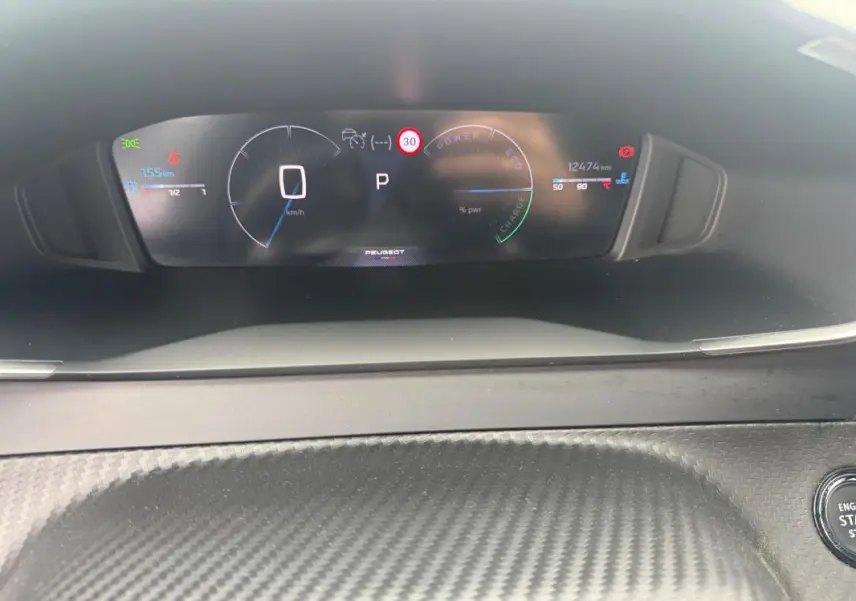 Vue rapprochée du cockpit numérique du Peugeot 2008 Hybrid 145 e-DCS6 Allure, affichage digital clair et moderne.