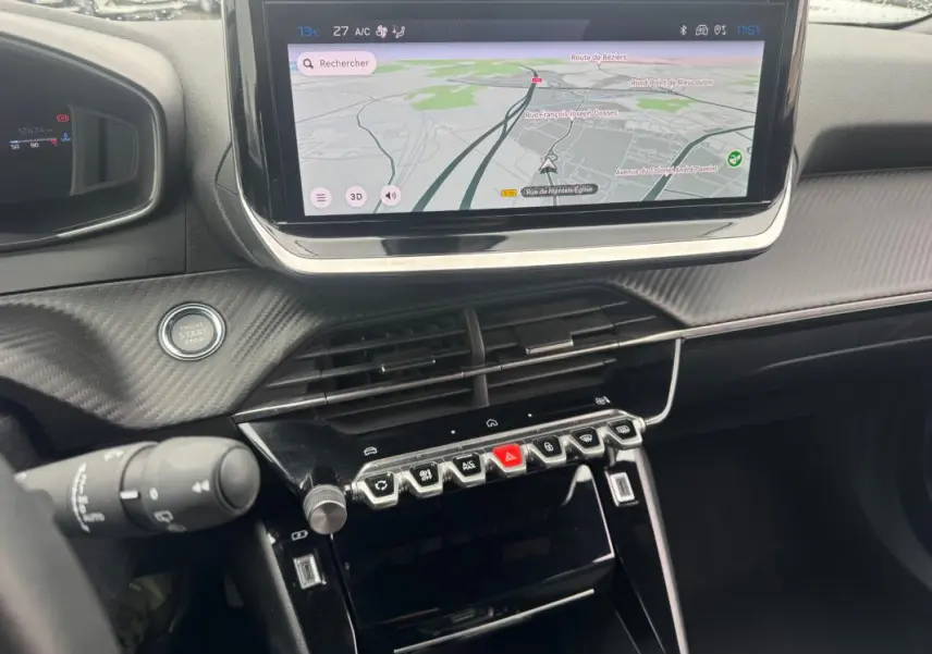 Tableau de bord de Peugeot 2008 Hybrid 145 Allure 2025, écran tactile central avec navigation et commandes piano noires.