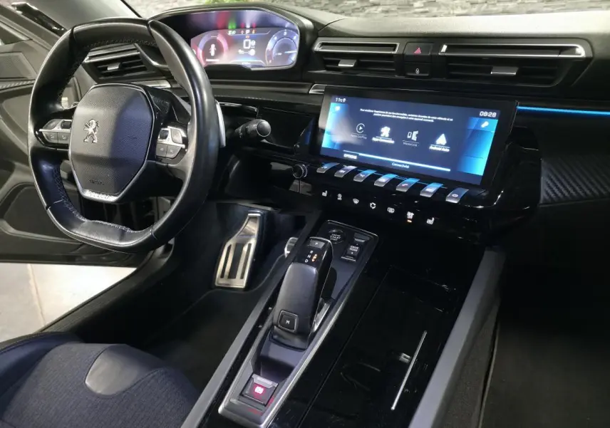 Intérieur noir de la Peugeot 508 SW 2019, vue côté conducteur sur le volant compact et l’écran tactile central.