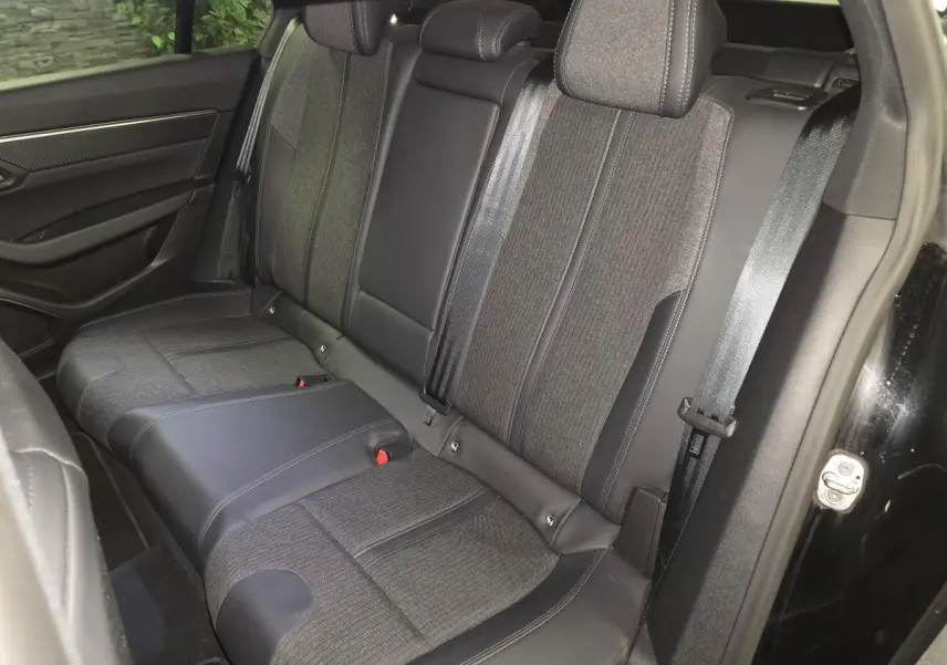 Vue intérieure côté droit des sièges arrière en tissu gris et cuir noir de la Peugeot 508 SW noire.